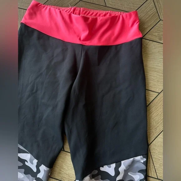 Women's Camouflage Leggings with Pink Accents - Picture 7 of 9